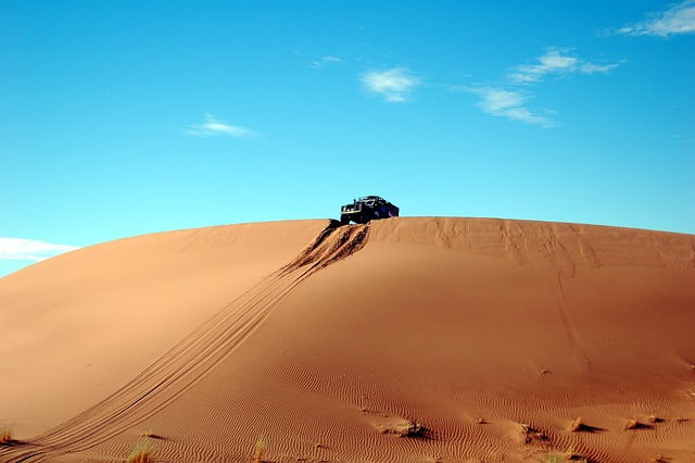 رحالات سياحية في الصحراء ..ركوب الجمال في الصحراء