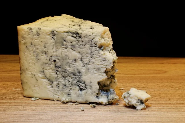 أنواع الجبن الفرنسي:
بري (Brie): من أرقى الأجبان الطرية، بقشرة بيضاء ونكهة خفيفة.

روكفور (Roquefort): جبن أزرق قوي المذاق مصنوع من حليب الغنم.

كامامبير (Camembert): شبيه بجبن بري لكن أكثر كثافة في الطعم.