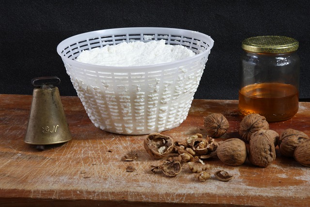 أنواع الجبن الايطالي:
بارميزان (Parmesan – Parmigiano Reggiano): جبن صلب، مثالي للمعكرونة والبيتزا.

موزاريلا (Mozzarella): جبن طري يذوب بسهولة، أساس البيتزا الإيطالية.

ريكوتا (Ricotta): جبن كريمي يُستعمل في الحلويات مثل الكانولي.

غورغونزولا (Gorgonzola): جبن أزرق بطعم قوي وحاد.