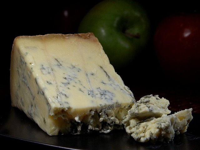 أنواع الجبن البريطاني:
تشيدر (Cheddar): جبن صلب متعدد الألوان، الأكثر مبيعًا في بريطانيا.
ستيلتون (Stilton): جبن أزرق تقليدي بنكهة قوية.