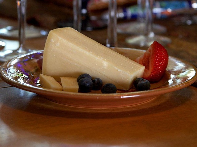أنواع الجبن السويسري:
إيمنتال (Emmental): الجبن الشهير بثقوبه المميزة.
غرويير (Gruyère): يستخدم في طبق "فوندو الجبن" السويسري التقليدي.