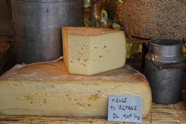 أنواع الجبن الهولندي:
إدام (Edam): نصف صلب، يُعرف بقشرته الحمراء.
غودا (Gouda): من أكثر أنواع الجبن انتشارًا في العالم.